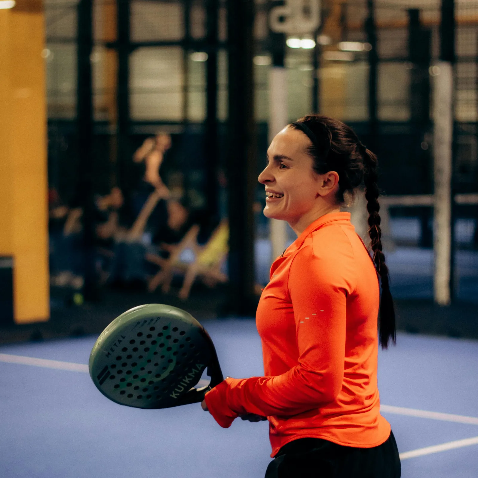 Échange sur le terrain de padel