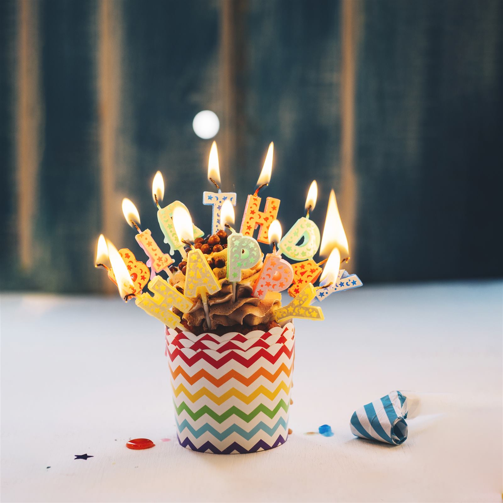 Gâteau d'anniversaire avec bougies